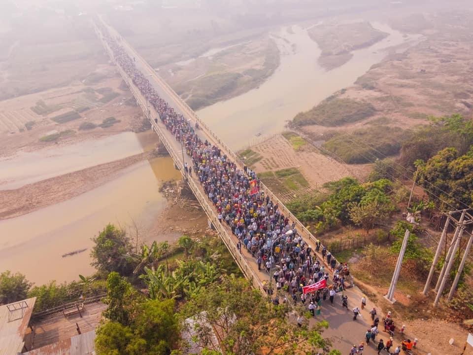 Shoon_Naing's tweet photo. Anti-coup protesters on road in Pinlelbu town of Sagain region on Saturday. #WhatsHappeningInMyanmar
#Mar27Coup https://t.co/8DLodOu8j3