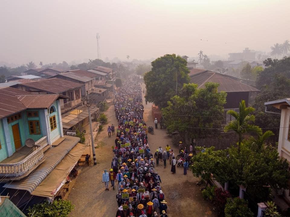 Shoon_Naing's tweet photo. Anti-coup protesters on road in Pinlelbu town of Sagain region on Saturday. #WhatsHappeningInMyanmar
#Mar27Coup https://t.co/8DLodOu8j3