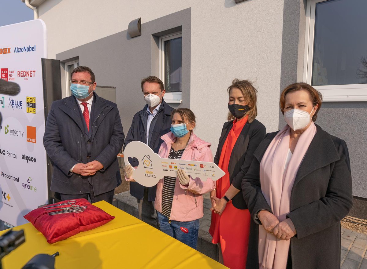 MWrzosek77's tweet photo. Były łzy, była radość, ale przede wszystkim jest nowy dom dla Pani Magdy i jej wielodzietnej rodziny z Wierzbicy. Dariusz Blocher: Chcemy kontynuowac z branżą budowlaną budowę domów dla szczególnie biednych rodzin wielodzietnych #domzserca #A1 #lodz https://t.co/I6ykx6cO36