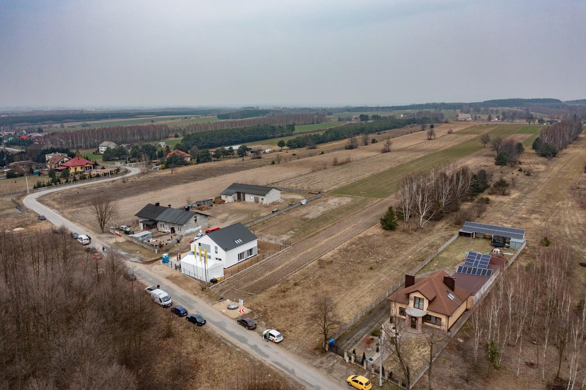 MWrzosek77's tweet photo. Były łzy, była radość, ale przede wszystkim jest nowy dom dla Pani Magdy i jej wielodzietnej rodziny z Wierzbicy. Dariusz Blocher: Chcemy kontynuowac z branżą budowlaną budowę domów dla szczególnie biednych rodzin wielodzietnych #domzserca #A1 #lodz https://t.co/I6ykx6cO36