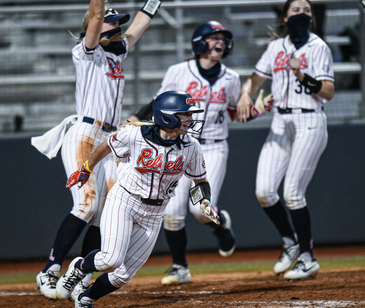 OleMissSoftball's tweet photo. 𝙋𝘼𝙍𝙏𝙔 𝘼𝙏 𝙏𝙃𝙀 𝙋𝙇𝘼𝙏𝙀 🎉

#HottyToddy | @auddygillespie https://t.co/3drrSYtlNQ