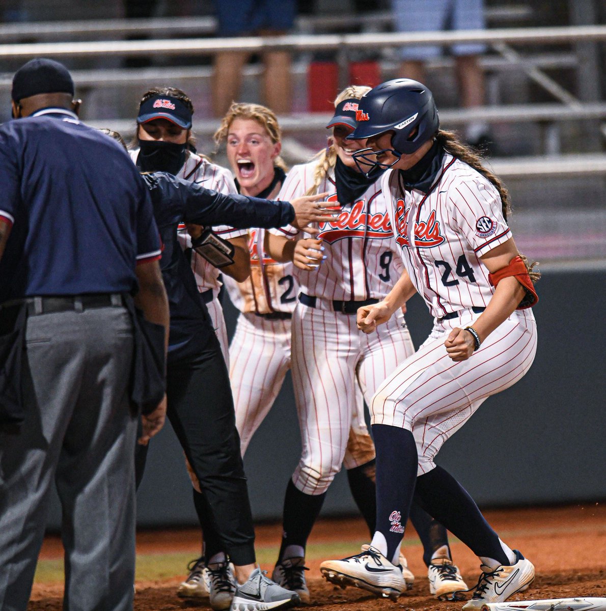 OleMissSoftball's tweet photo. 𝙋𝘼𝙍𝙏𝙔 𝘼𝙏 𝙏𝙃𝙀 𝙋𝙇𝘼𝙏𝙀 🎉

#HottyToddy | @auddygillespie https://t.co/3drrSYtlNQ