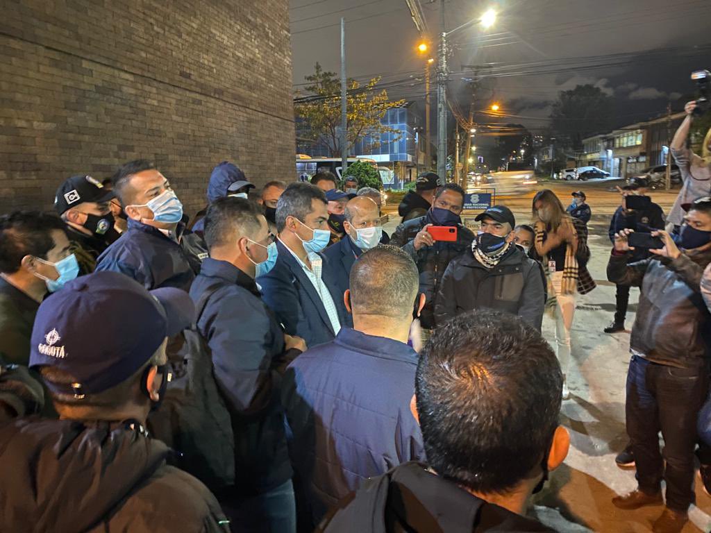 DefensoriaCol's tweet photo. En Bogotá se levantó el paro de los sindicatos de @UNPColombia. Por más de 8 horas de diálogo entre las partes, con la mediación de @DefensoriaCol, a través del Defensor Delegado para la Conflictividad Social, se llegó a un acuerdo y finalizó la protesta. #NosUnenTusDerechos https://t.co/OzYSsICbJ0