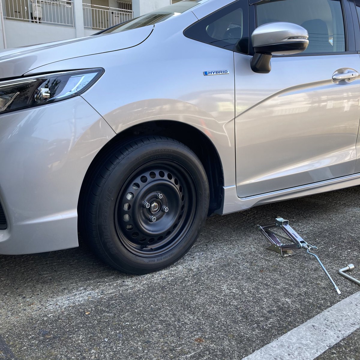 39Arigatou's tweet photo. 夏タイヤ仕様に変身だ👍✨
#ホンダシャトル 
#タイヤ交換 
#HondaShuttle 
#自力タイヤ交換 
溝があんまり残ってねえ💦
冬まで我慢する予定💦
冬タイヤ&amp;ホイール洗ってピカピカ
朝から頑張って疲れた💦👍✨ https://t.co/U50uNsOwBd