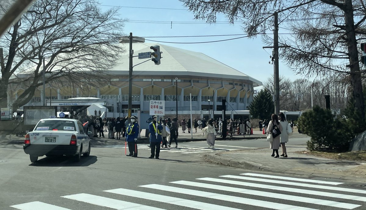 ONCEmillione728's tweet photo. 2年前のTWICELIGHTS札幌公演の会場で、今日SixTONESのLIVEがあるらしい🤔

人多すぎるし旅行客久々見たけど大丈夫なんかな🙄

TWICE、NiziUのLIVEもそう遠くはないのかな？おうちオタ活はもう十分。 https://t.co/sdD4y1mCrf