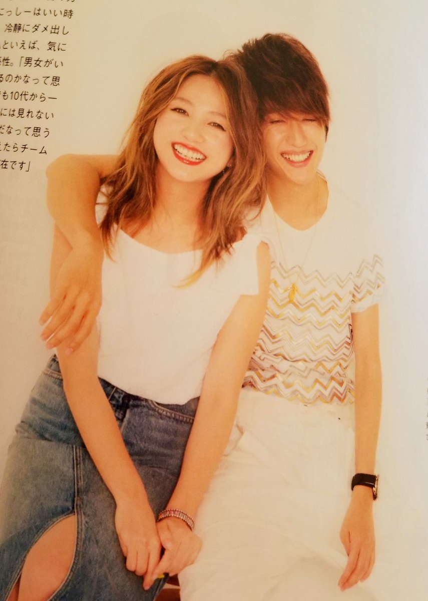 dingo743's tweet photo. 雑誌とかたまりすぎたから本棚整理してるんだけど見入っちゃって進まない。
今はなきAAAの頃のにしちあ🧡❤
可愛いし若い。
笑顔がキラキラ✨
やっぱり二人似てると思う、イケメン兄と美人な妹。
#Nissy
#伊藤千晃 https://t.co/21rywNLvj8
