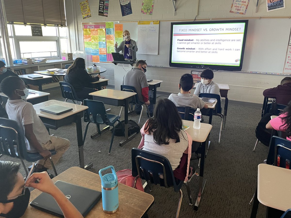 mrbcounseling7's tweet photo. Students created a Growth v Fixed Mindset anchor chart during advisory. I had so much fun watching students collaborate and share ideas. #gohawks #SOAR @careacter @WoodsMiddle https://t.co/4HcMdqBh88