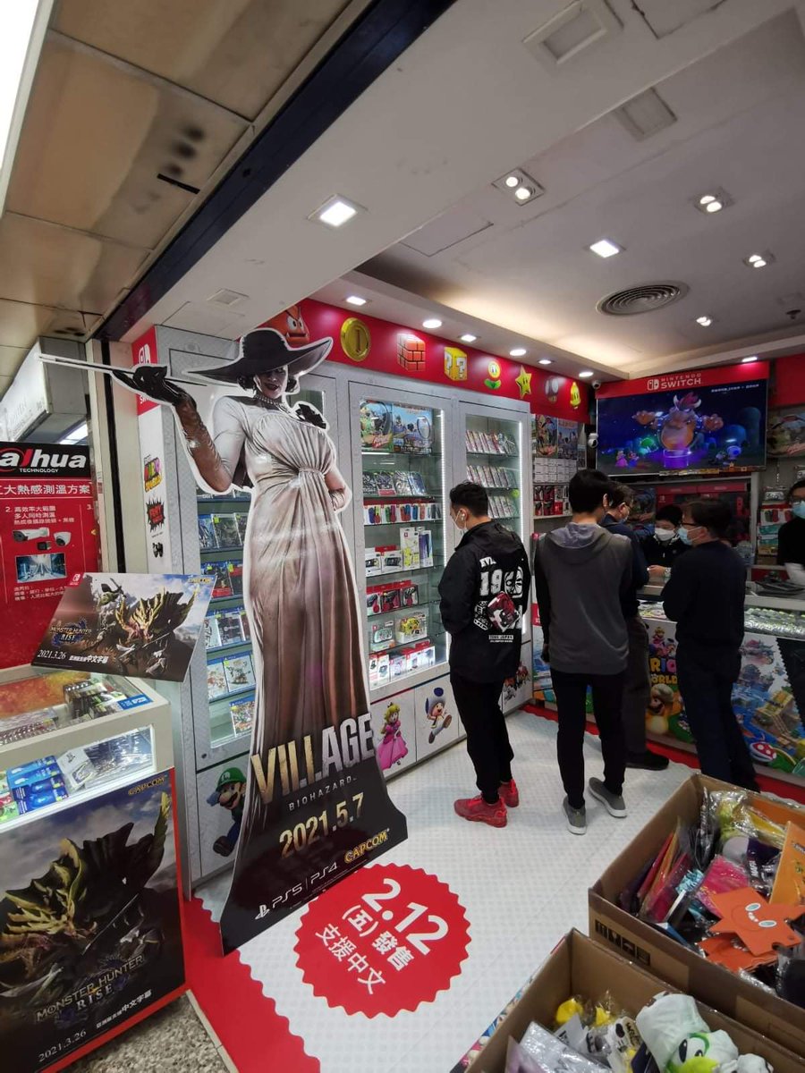 Damn Japan really out here with life-size Lady Dimitrescu displays to promote Resident Evil Village 😳