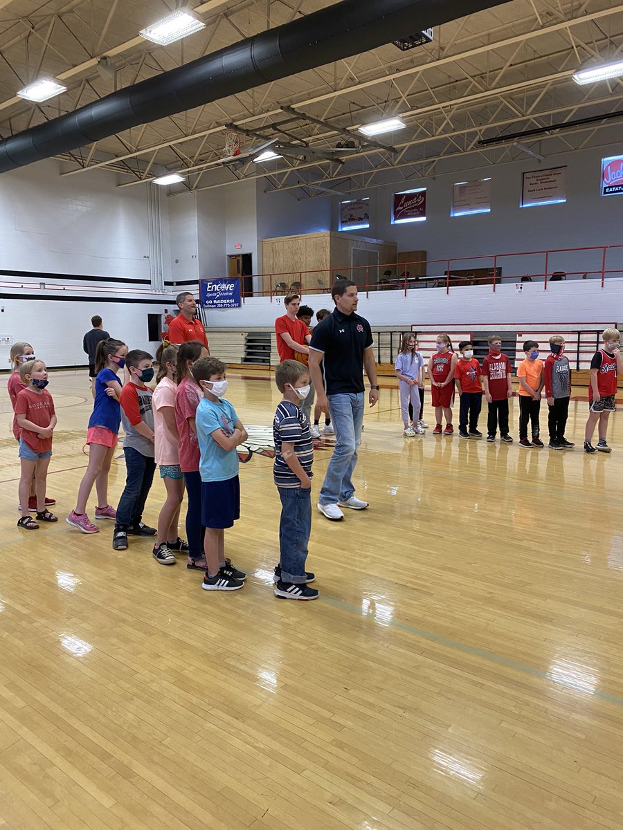 MrsKirkGH's tweet photo. We had a great afternoon hanging out with @GHRaiders_Hoops! Thanks @Coach_AdamsGH for a wonderful learning experience for my 3rd graders! #hoopgenius #GH3rdGrade @GHEReadyRaiders @goodhopehigh https://t.co/czCvwgErdT