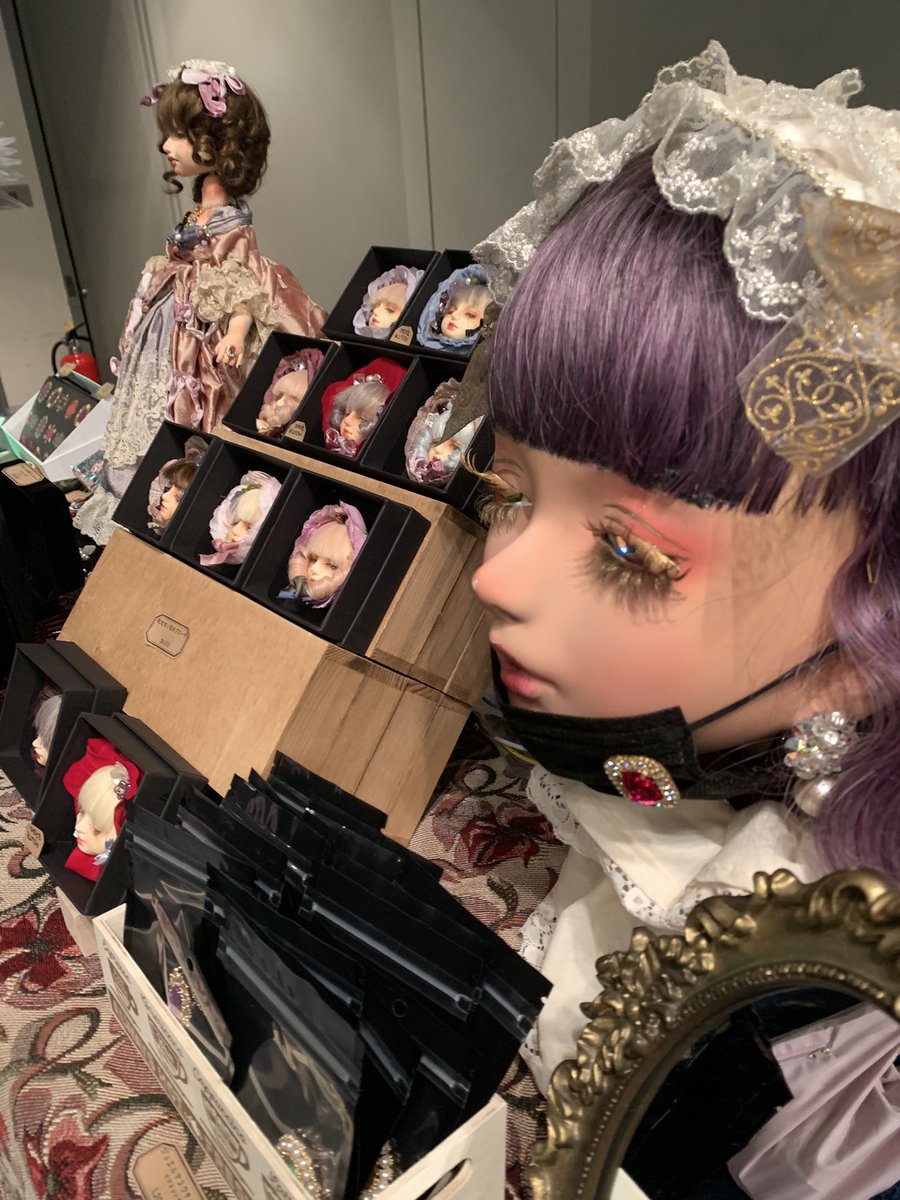 mi_te_yo's tweet photo. 人形作家によるジュエリーブランド、COLDSLEEPです。原宿ゴスロリマーケット、お城の建築終わりました！薔薇のネオンが目印です🏰🌹

ブランド名:COLDSLEEP by millna
ブース番号:A1

※当日券は当日会場入り口にて✨

#ゴスロリマーケット
 #GothicandLolitaMarket
@Goth_LoliMarket https://t.co/xzmY3Wpvfp