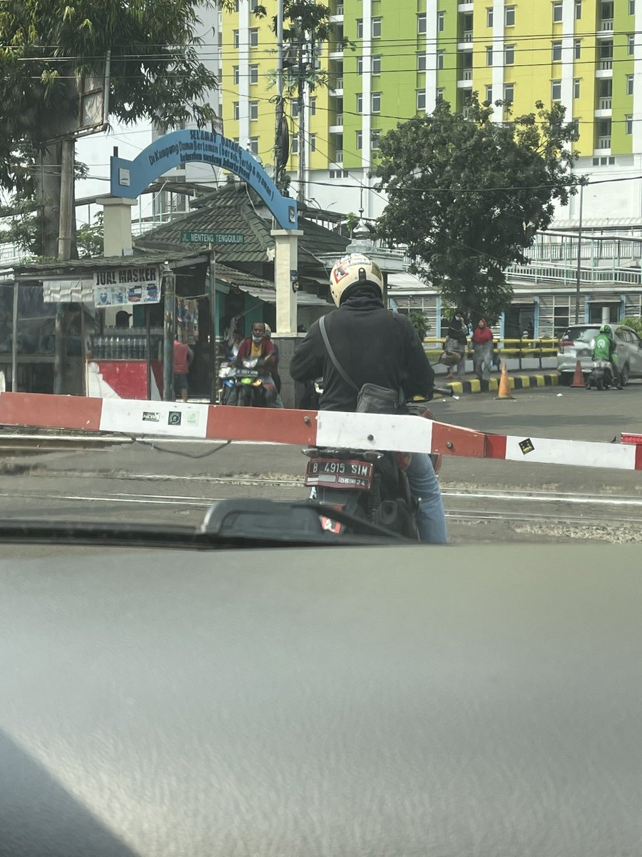 Tiiahmiamii's tweet photo. Ciri-ciri manusia yg lagi galau antara mau COD-an sama malaikat tapi takut karena inget kalo dosanya masih banyak emmm 😌😌
@TMCPoldaMetro https://t.co/GuhxyTIbVl