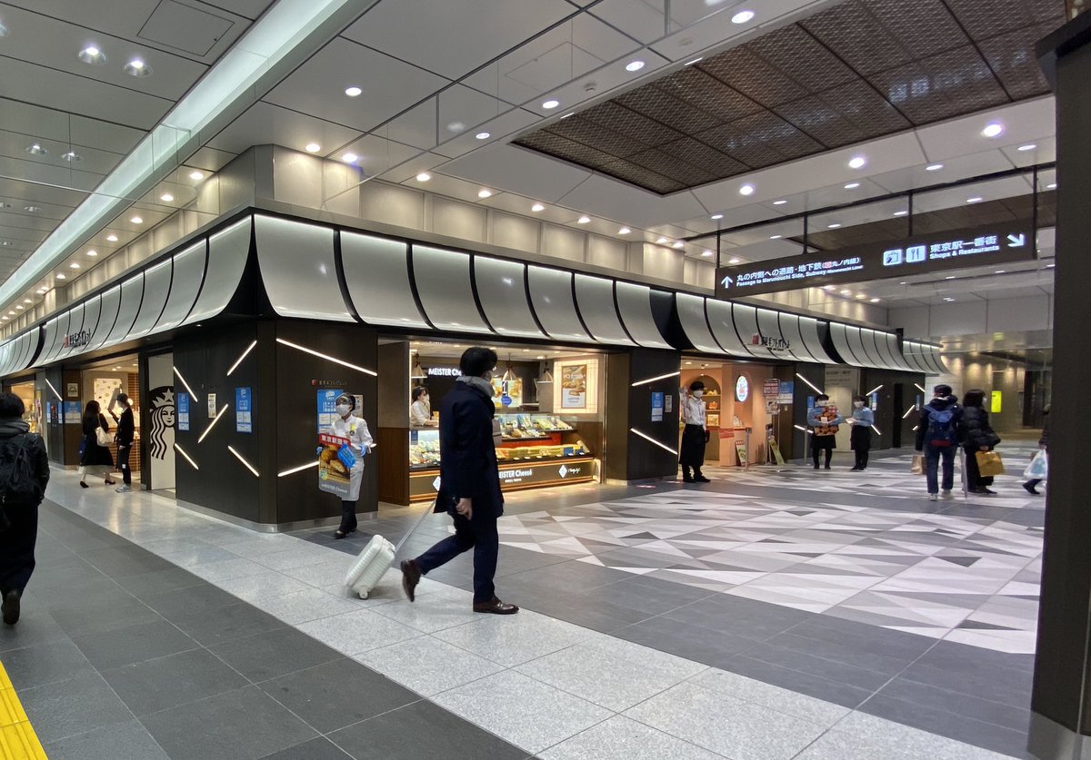 hatik5's tweet photo. 東京ギフトパレット
設計: 株式会社CMYK
東京駅内の商業エリア。
東海道新幹線の車両のアルミパネルを建材として装飾に用いるユニークな取り組み。 https://t.co/CzQUhL5xcg
