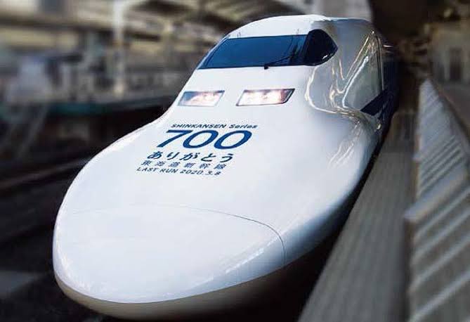 hatik5's tweet photo. 東京ギフトパレット
設計: 株式会社CMYK
東京駅内の商業エリア。
東海道新幹線の車両のアルミパネルを建材として装飾に用いるユニークな取り組み。 https://t.co/CzQUhL5xcg