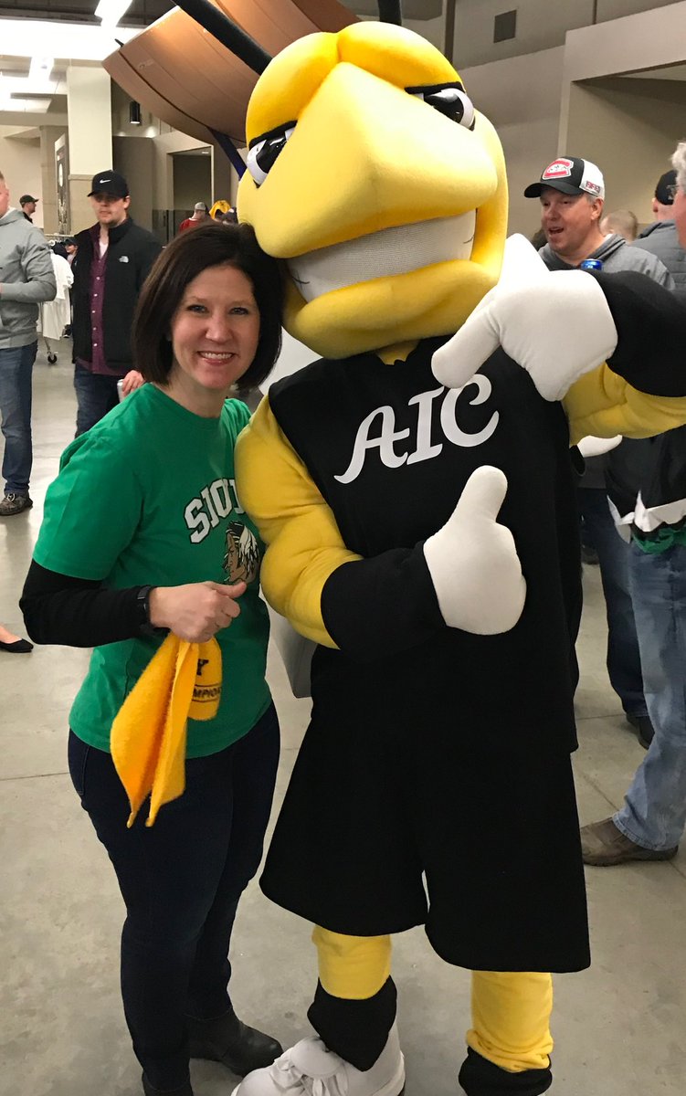 Great game <a href="/AIC_Hockey/">AIC Hockey</a>! Fun to see you in Fargo again! Sorry I had to cheer for my team this year #undproud #hang9 #siouxforever