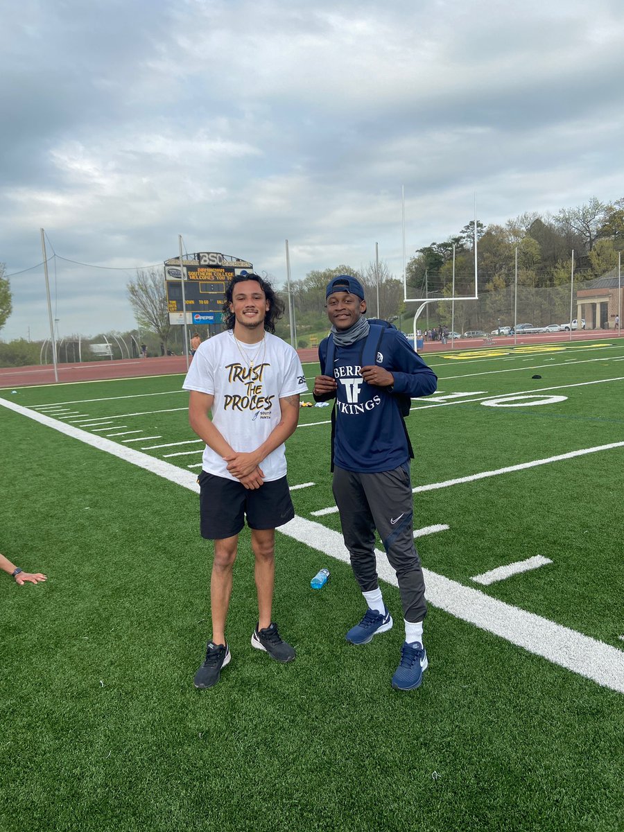 CoachOwens3's tweet photo. Two of the best to ever do it! Solid on and off the track!! 💯💪🏾 https://t.co/Mo1NB06lZR