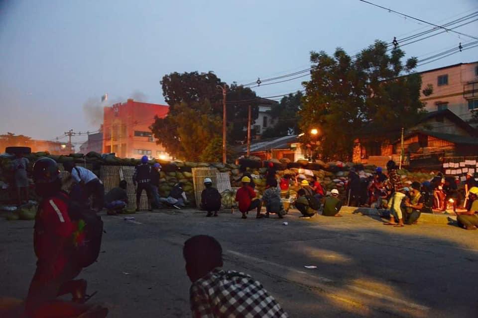 maytoekhine's tweet photo. #Insein strike was violently cracked down by terrorists at 6 am and at least 1 was injured. #AntiFascistRevolution2021 #WhatsHappeningInMyanmar #Mar27Coup https://t.co/Bdwiw9WNDP