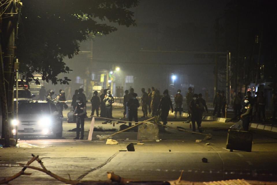 maytoekhine's tweet photo. #Insein strike was violently cracked down by terrorists at 6 am and at least 1 was injured. #AntiFascistRevolution2021 #WhatsHappeningInMyanmar #Mar27Coup https://t.co/Bdwiw9WNDP