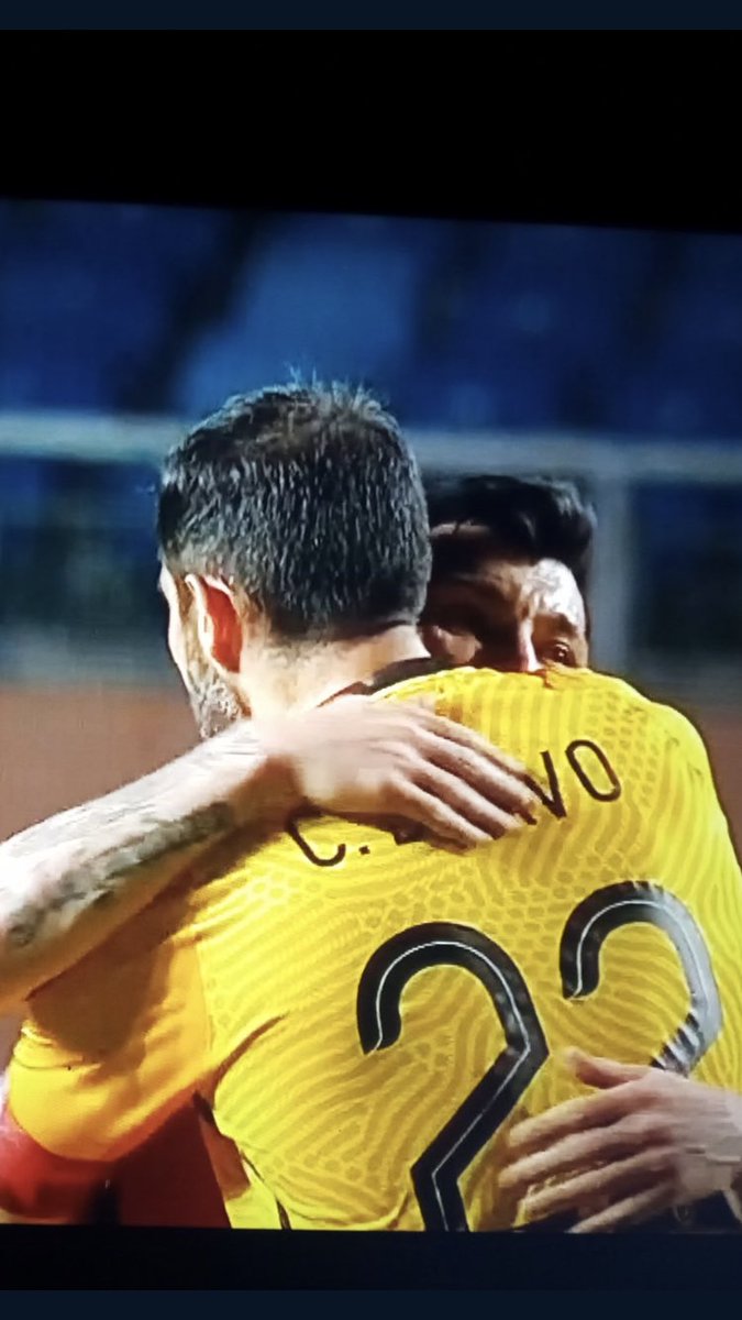chayalar's tweet photo. Aunque a lo mejor haya sido un abrazo más falso que el que se dan los relatores de fútbol...esto es lo que uno espera de dos cracks y símbolos, chao el ego y el resentimiento, #LaRoja no se mancha. Ojalá Vidal aprendiera un poquito (Por eso Bravo es y será el capitán) #vamoschile https://t.co/icF2NuOzZJ