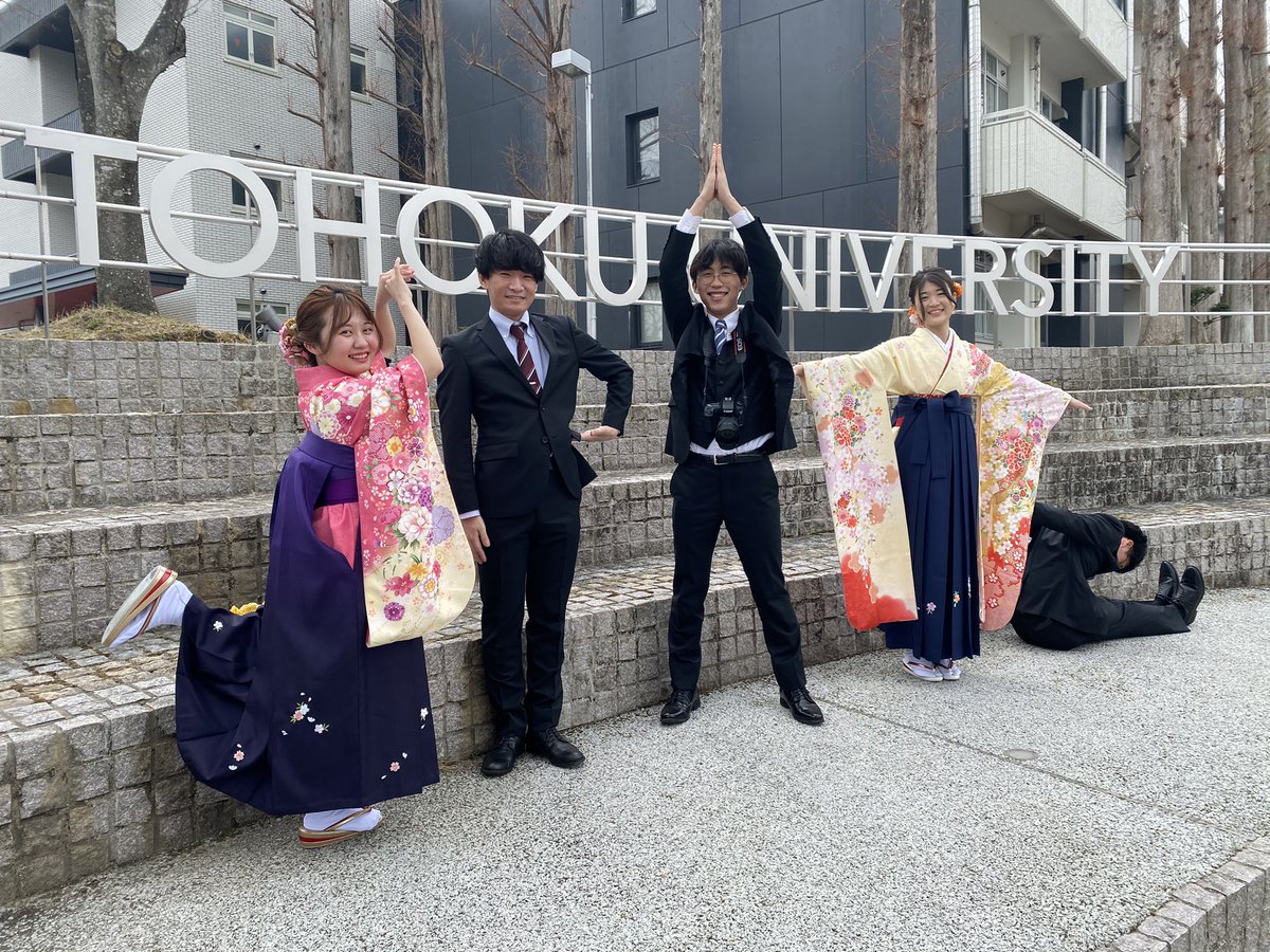 spatz_del's tweet photo. 【卒業！！！！！】

お久しぶりです！Spatzです！！

SPITZメジャーデビュー30周年を迎えた3/25に偶然にも大学の卒業式があり、
私たちSpatzのメンバー、大学を卒業しました！

これから各々進学、就職します。
Spitzへの愛を忘れず、それぞれの道で頑張ります！

#スピッツ
#スピッツ325 https://t.co/oO5qje5D9x