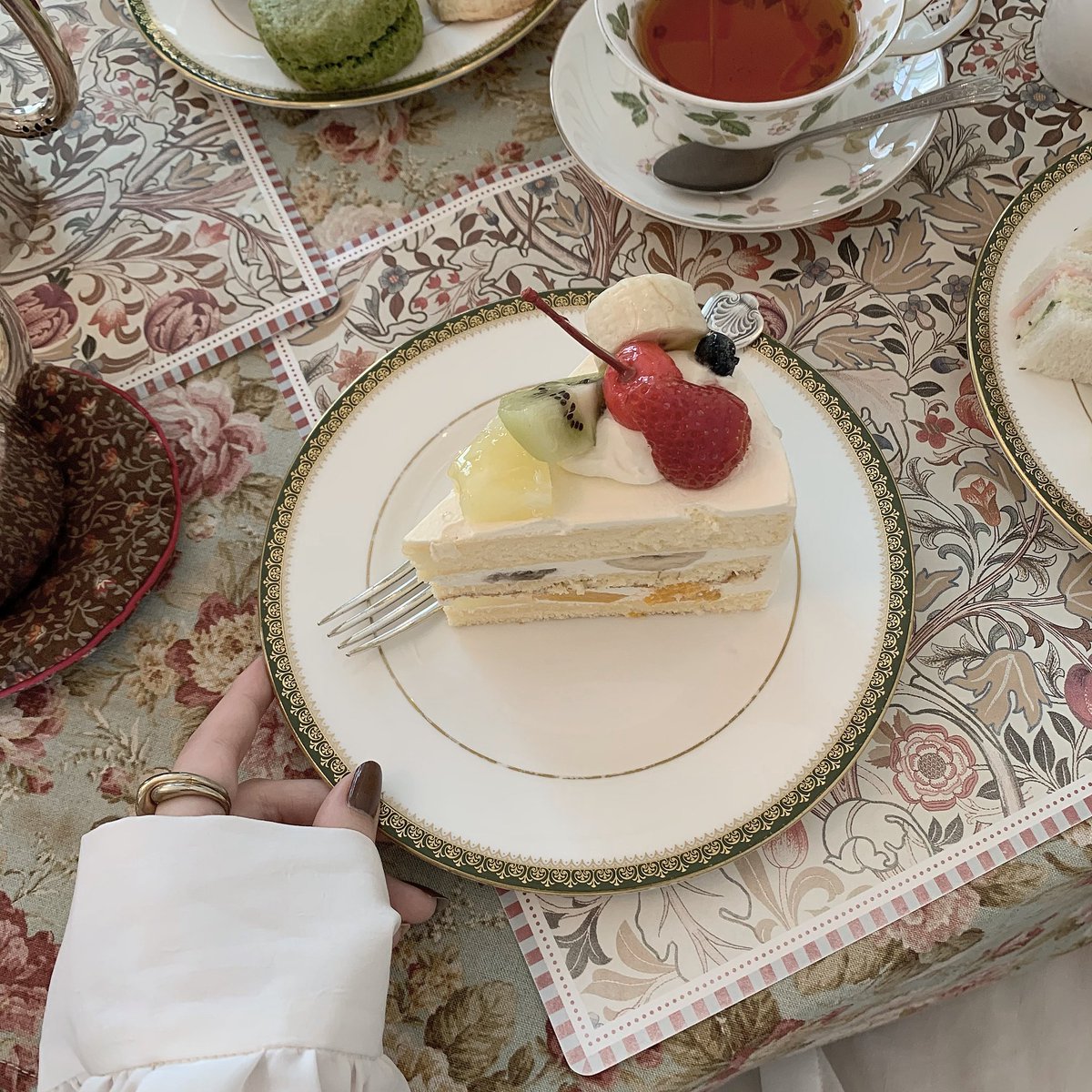 みて 夢みたいに可愛いアフタヌーンティ行ってきた フルーツたっ マベコ 10 3 ウ36bのイラスト