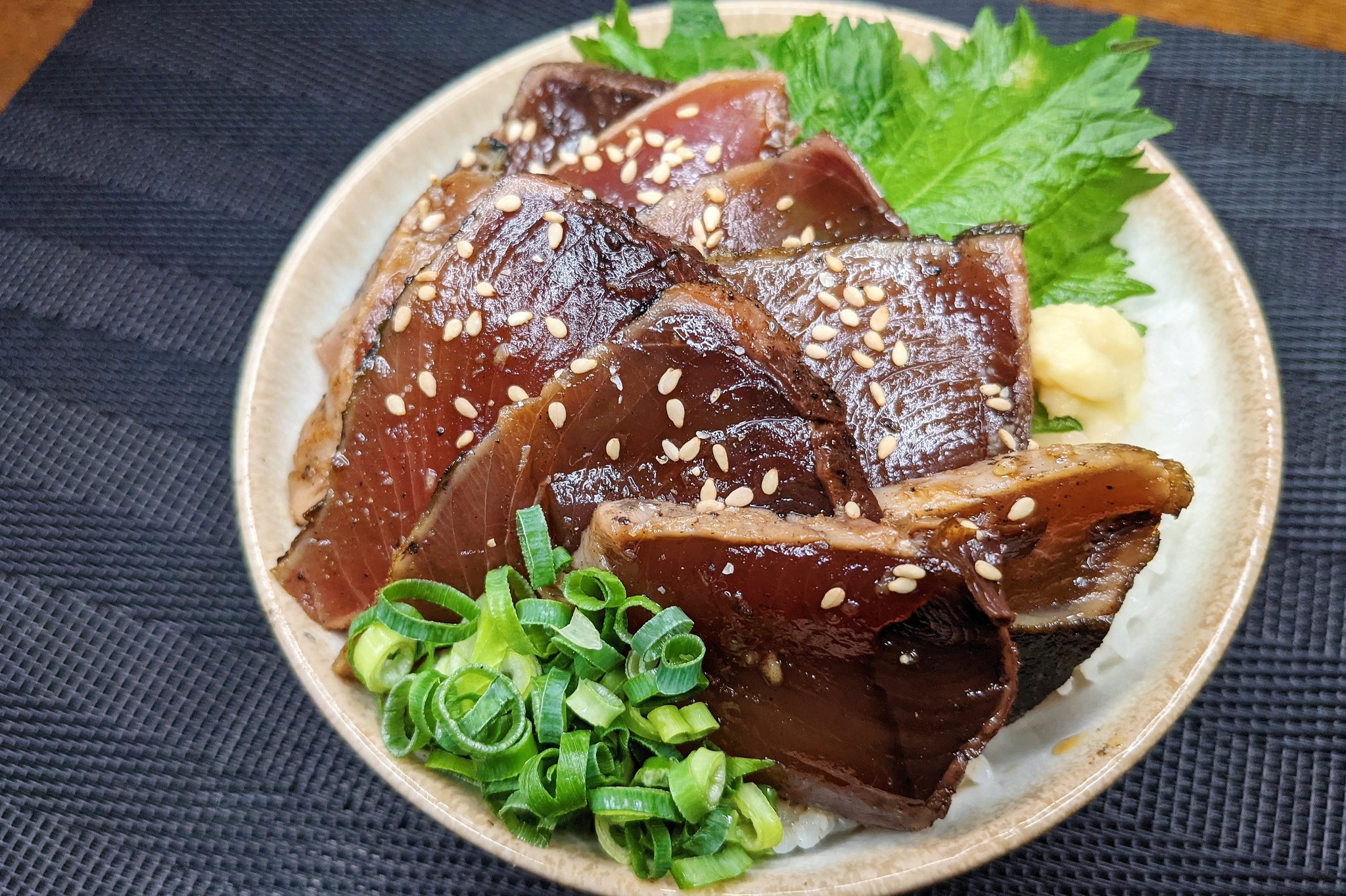 ハマごはん お手軽レシピ 最高に美味 カツオの漬け丼 醤油 みりん 料理酒 砂糖を混ぜて600w1分で温めて冷ます カツオに とにんにくをショウガを加え10分ほど漬け ご飯の上にカツオ 大葉 白ごま ネギを加えたら完成 スーパーの刺身で ハマごはん お手軽レシピ 最高に美味 カツオの漬け丼 醤油 みりん 料理酒 砂糖を混ぜて600w1分で温めて冷ます カツオに とにんにくをショウガを加え10分ほど漬け ご飯の上にカツオ 大葉 白ごま ネギを加えたら完成 スーパーの刺身で