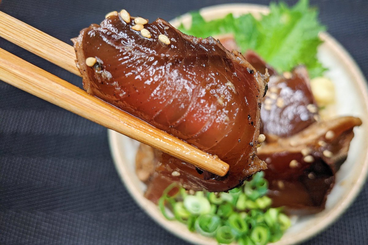 ハマごはん お手軽レシピ 最高に美味 カツオの漬け丼 醤油 みりん 料理酒 砂糖を混ぜて600w1分で温めて冷ます カツオに とにんにくをショウガを加え10分ほど漬け ご飯の上にカツオ 大葉 白ごま ネギを加えたら完成 スーパーの刺身で ハマごはん お手軽レシピ 最高に美味 カツオの漬け丼 醤油 みりん 料理酒 砂糖を混ぜて600w1分で温めて冷ます カツオに とにんにくをショウガを加え10分ほど漬け ご飯の上にカツオ 大葉 白ごま ネギを加えたら完成 スーパーの刺身で