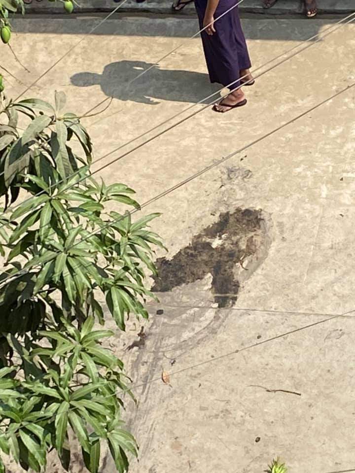 Military's sponsored Terrorists dispersed #YuzanaGardenCity strike, Yangon violently. According to residents,2 have been shot and 4 Abducted. Terrorists took away shot one too.
ANTIFASCIST REVOLUTION

#AntiFascistRevolution2021
#Mar27Coup
#WhatsHappeningInMyanmar