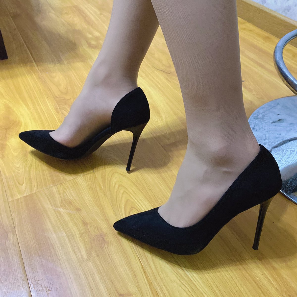 piaopiaoyun's tweet photo. #丝袜 #高跟 #美腿 #丝足 
哈喽～ https://t.co/MLCC90fyaU