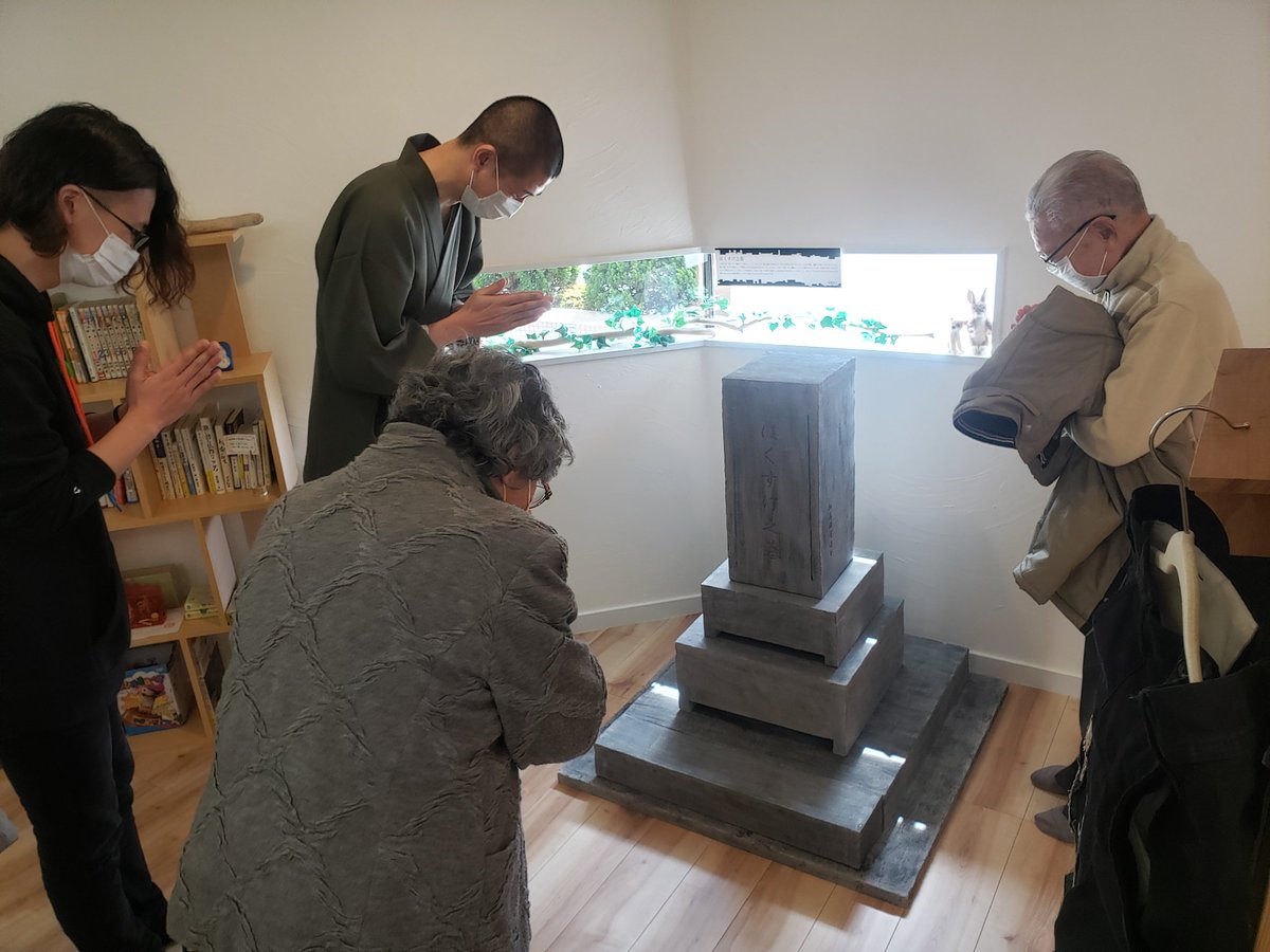 RickGoto's tweet photo. 湯川寺で作品展やってます〜

今日から4/3まで11:00~17:00でやってるのでみんな遊びに来て俺と話そうぜ https://t.co/0TDOGWVqkF