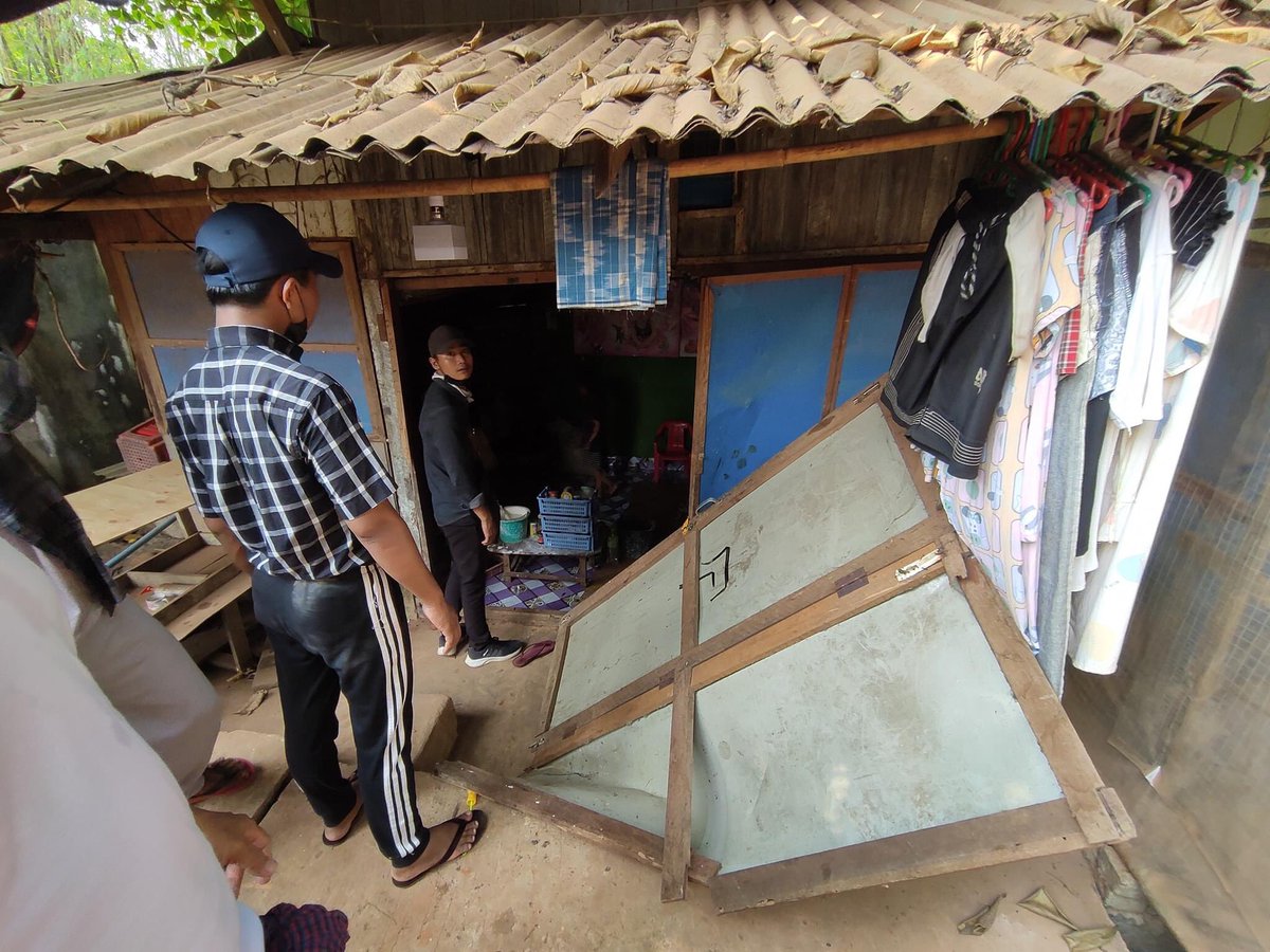 Tw // gunshot 
In #ThanHlwin
The #TERRORISTJUNTA ravaged the ppl’s properties and houses and ABDUCTED a man forcibly by irruption into a house.Also a man got shot by rubber bullet.

ANTIFASCIST REVOLUTION #AntiFascistRevolution2021 #WhatsHappeningInMyanmar #Mar27Coup