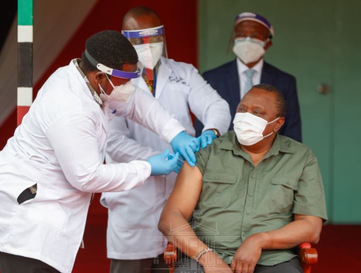 citizentvkenya's tweet photo. President Uhuru Kenyatta receives the COVID-19 vaccine https://t.co/clLoBxcPBU https://t.co/S3M45WQhO7