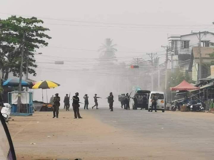 Tw // death
In Daik-U, 3 people injured and one reportedly dead due to military terrorist’s violent shooting to unarmed protestors with live ammunition, machine gun &amp; tear gas. 
ANTIFASCIST REVOLUTION
#WhatsHappeningInMyanmar  
#AntifascistRevolution2021 #Mar27Coup
