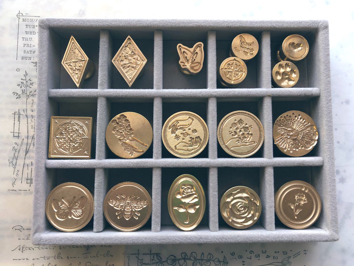 Ao_Resin's tweet photo. きっと…心に刺さる柄が在るはず🕯･.｡*･.｡*
 #シーリングスタンプ 
最近の子✨✨
DAISOのアクセサリー���レイ4��にピッタリ収まった💯 https://t.co/LAUHy5sW2n