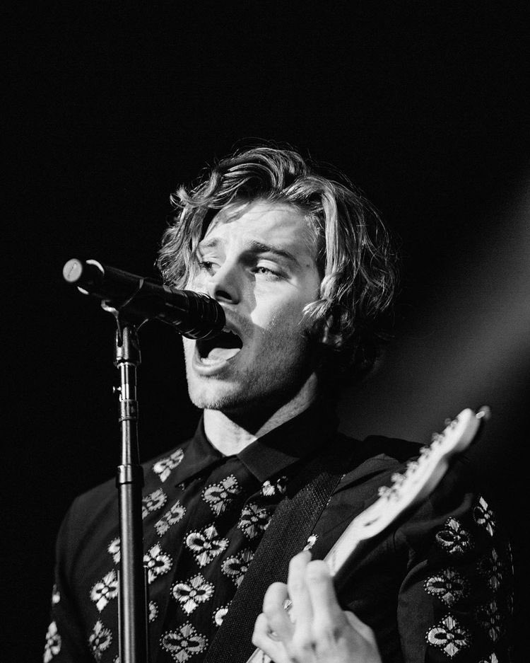 LH1Bloodline's tweet photo. #NotToBeRudeBut Luke Hemmings is hotter than you https://t.co/TeLyhyIJKt