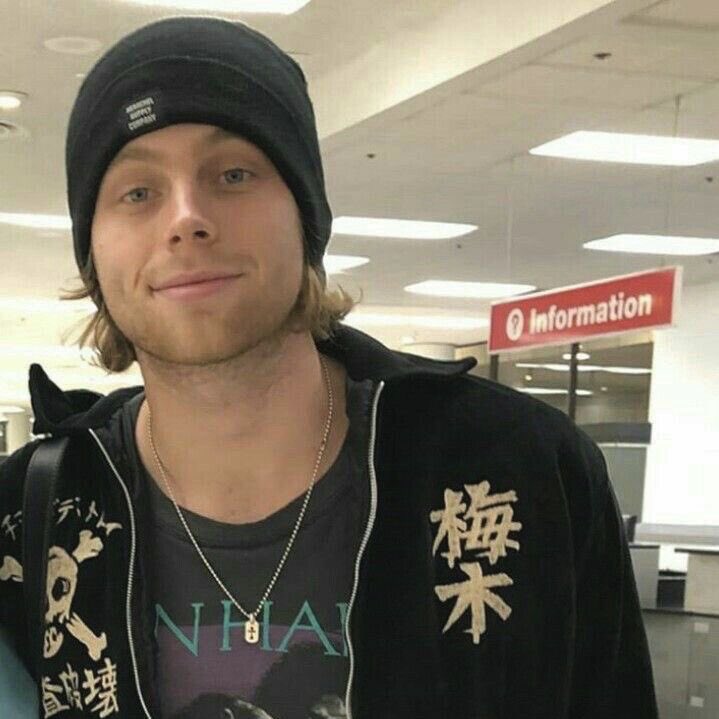 LH1Bloodline's tweet photo. #NotToBeRudeBut Luke Hemmings is hotter than you https://t.co/TeLyhyIJKt