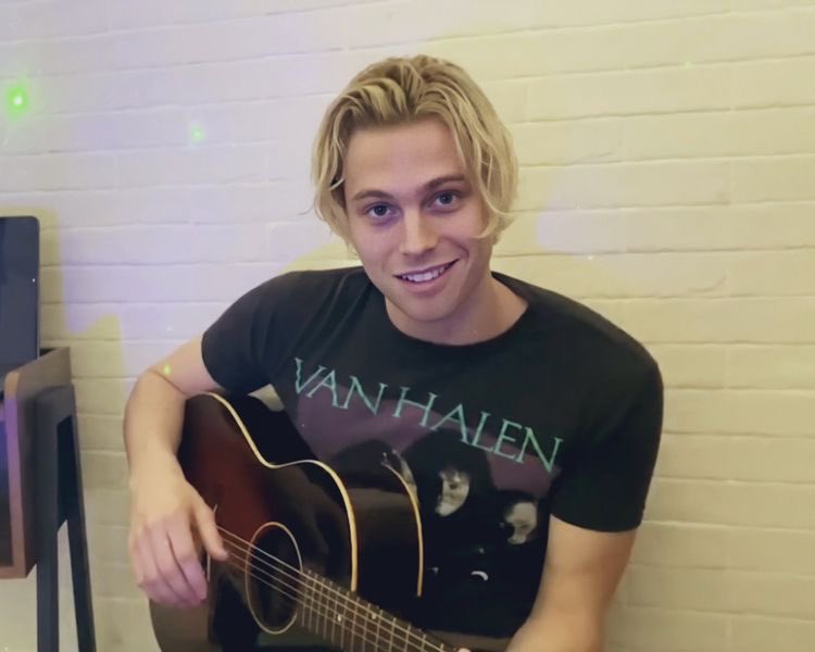 LH1Bloodline's tweet photo. #NotToBeRudeBut Luke Hemmings is hotter than you https://t.co/TeLyhyIJKt