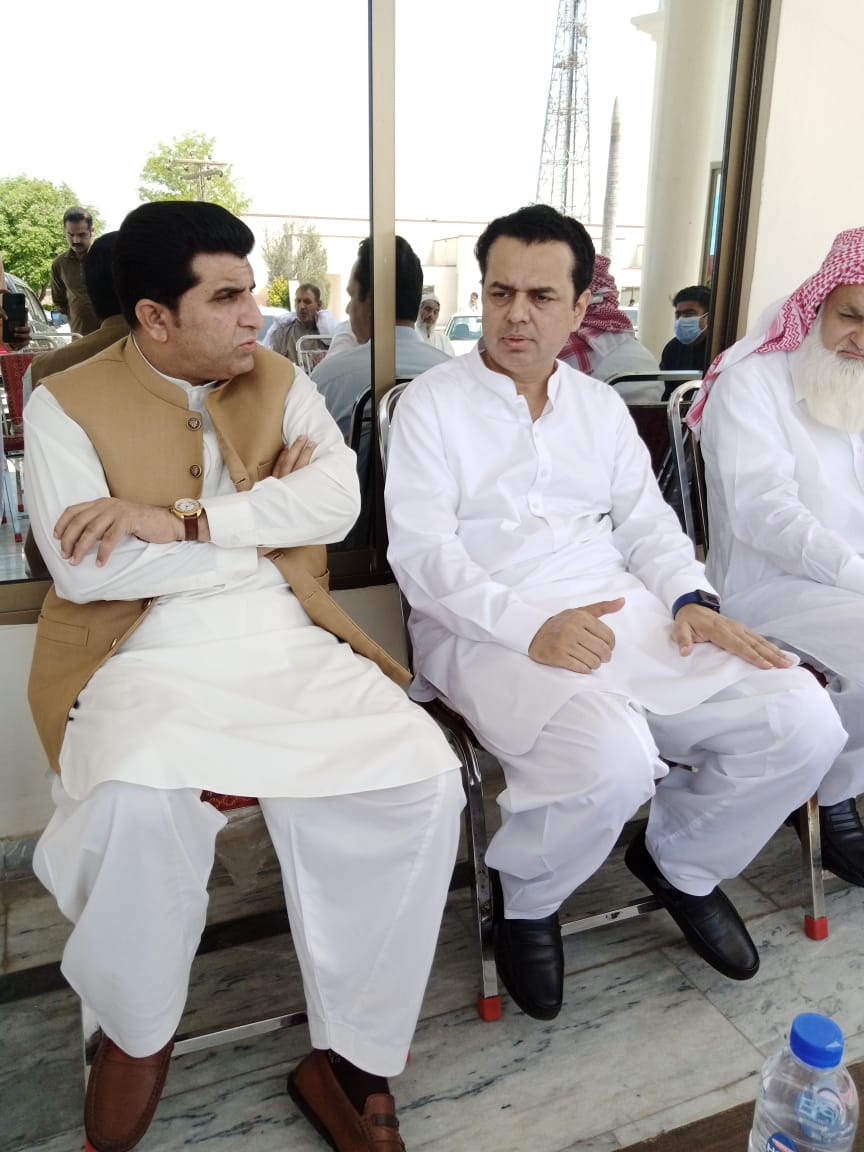 Aamir9287's tweet photo. میاں منان میاں عرفان منان میاں طاہر جمیل شفیق گجر طاہر خلیل سندھو اسرار احمد منّے خان شیخ اعجاز چوہدری شاہد اقبال اعوان اور دیگر احباب کی 
سابق وفاقی وزیر مملکت طلال چوہدری صاحب کی والدہ کی وفات پر تعزیت کے لیے
#TeamTallalCh #PMLN #SMT #NA102 #Jaranwal
@Tallal_MNA https://t.co/XpkcqnJqs8