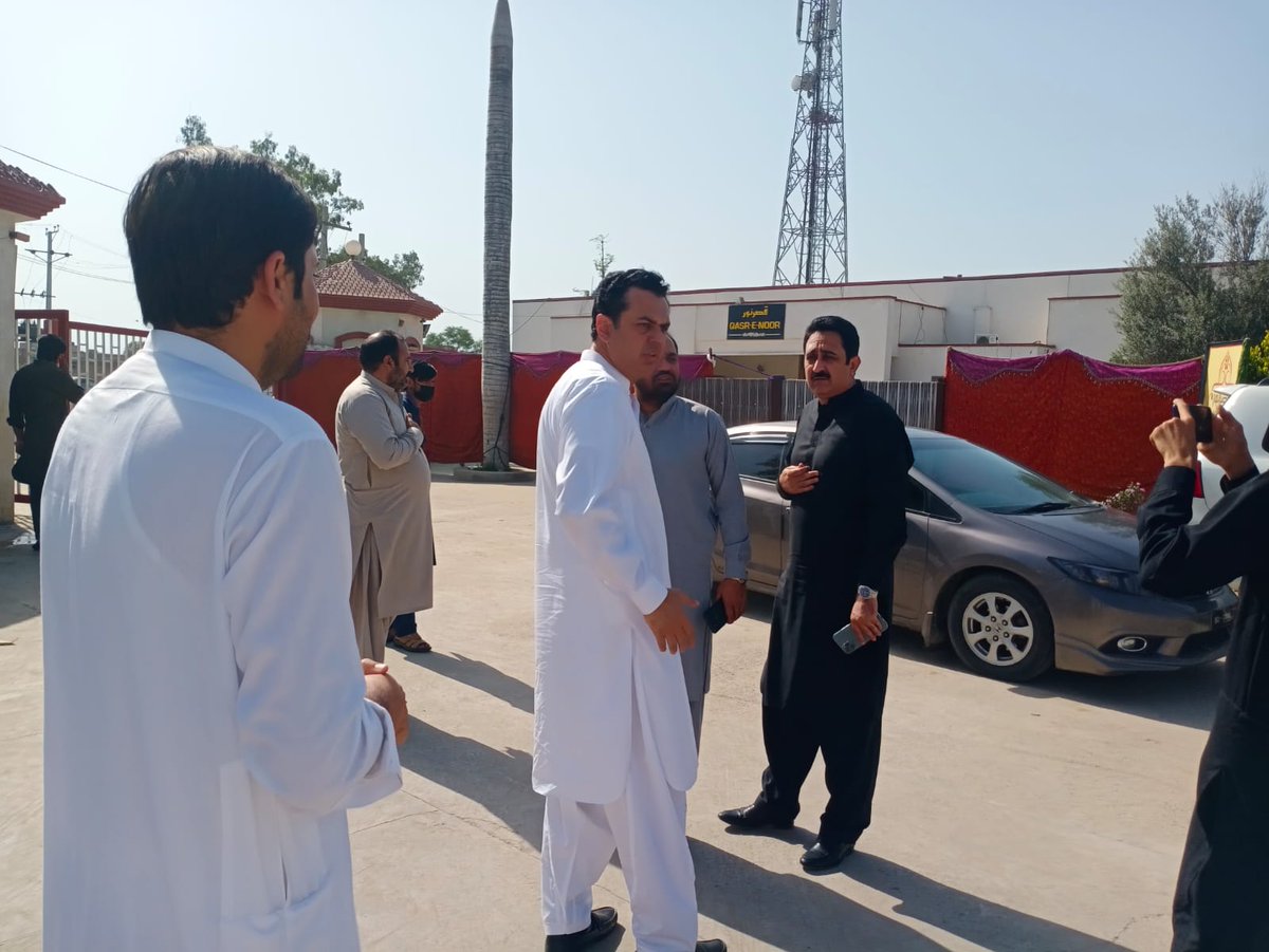 Aamir9287's tweet photo. میاں منان میاں عرفان منان میاں طاہر جمیل شفیق گجر طاہر خلیل سندھو اسرار احمد منّے خان شیخ اعجاز چوہدری شاہد اقبال اعوان اور دیگر احباب کی 
سابق وفاقی وزیر مملکت طلال چوہدری صاحب کی والدہ کی وفات پر تعزیت کے لیے
#TeamTallalCh #PMLN #SMT #NA102 #Jaranwal
@Tallal_MNA https://t.co/XpkcqnJqs8