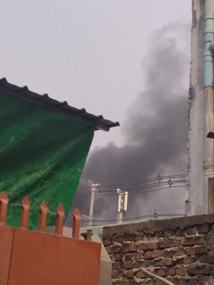 sfys_nn's tweet photo. On Mar 27, near the Kaung Kyaw teashop in #MayMyo, terrorists set fire on the people's protection barricades, they also did opened fire in the neighborhood and threatened and ordered people not to come out as well.
#WhatsHappeningInMyanmar 
#Mar27Coup https://t.co/CPvx2fwlxQ