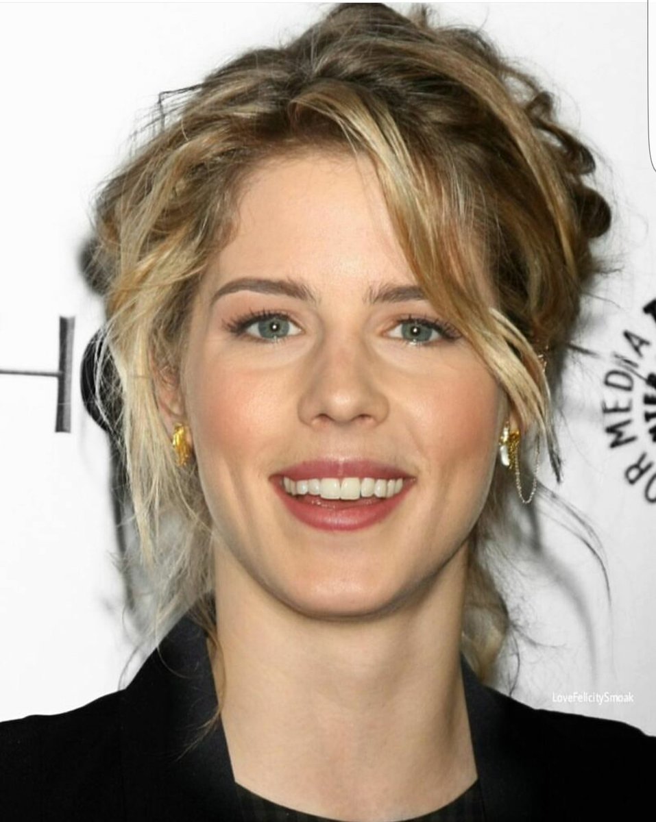 arrow_elainie's tweet photo. Beautiful, inside &amp; out, she glows!! #EmilyBett https://t.co/sVEly6w1y6