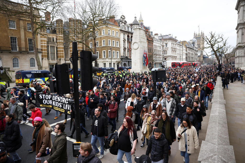 WinterOakPress's tweet photo. Overseas observers are noting "increasing signs that the British public are growing frustrated with the constraint" and seeing that there is "palpable restlessness among members of the public".

#GreatRevolt #Freedom

Report in our new Acorn bulletin.

https://t.co/37D2UVy7QF https://t.co/DGfHQ6POyY
