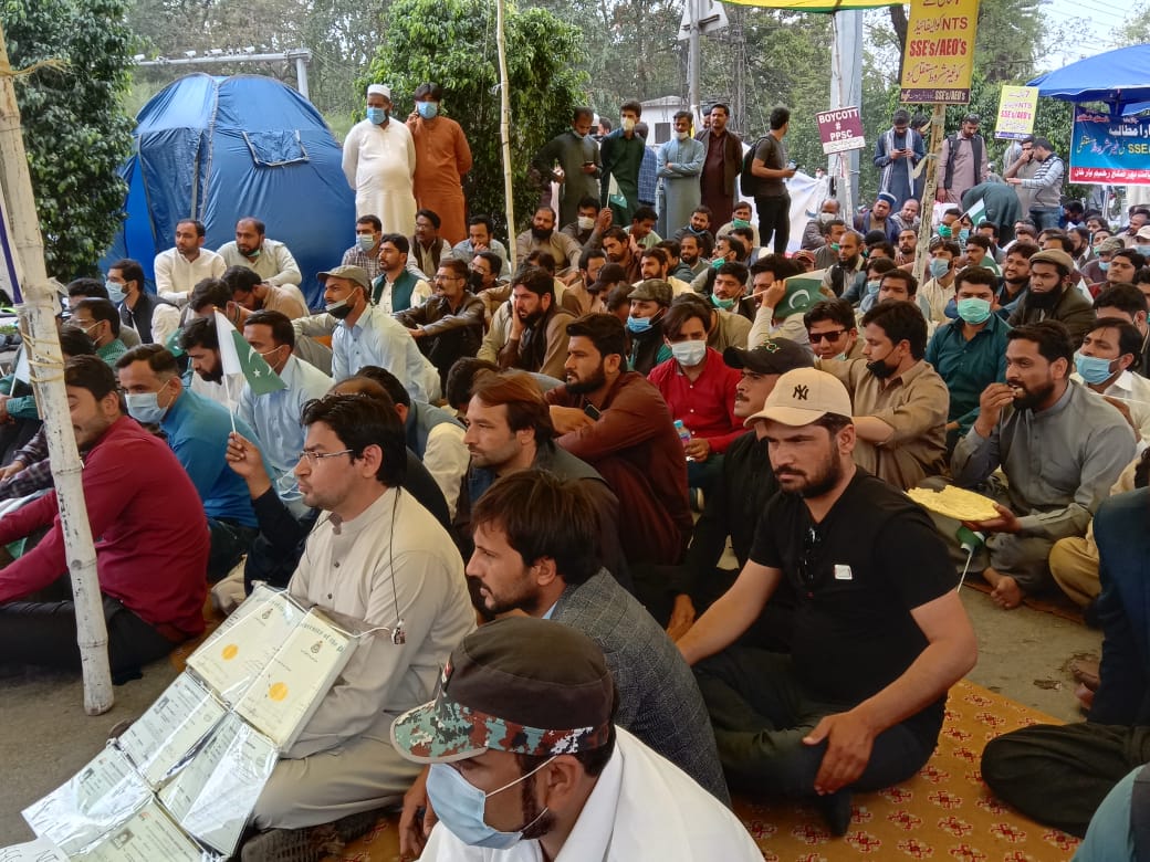 IsDelayed's tweet photo. 9th day of Dharna!!
Teachers on roads struggling for regularization. 😥
#TeachersKi_KhwariHoriHy
@ImranKhanPTI 
@hrw 
@BBCUrdu 
@BbcTvNews 
@Shafqat_Mahmood 
@fawadchaudhry 
@shazbkhanzdaGEO 
@QamarKairaPPP 
@MoeedNj https://t.co/Bcv8NEzMEM