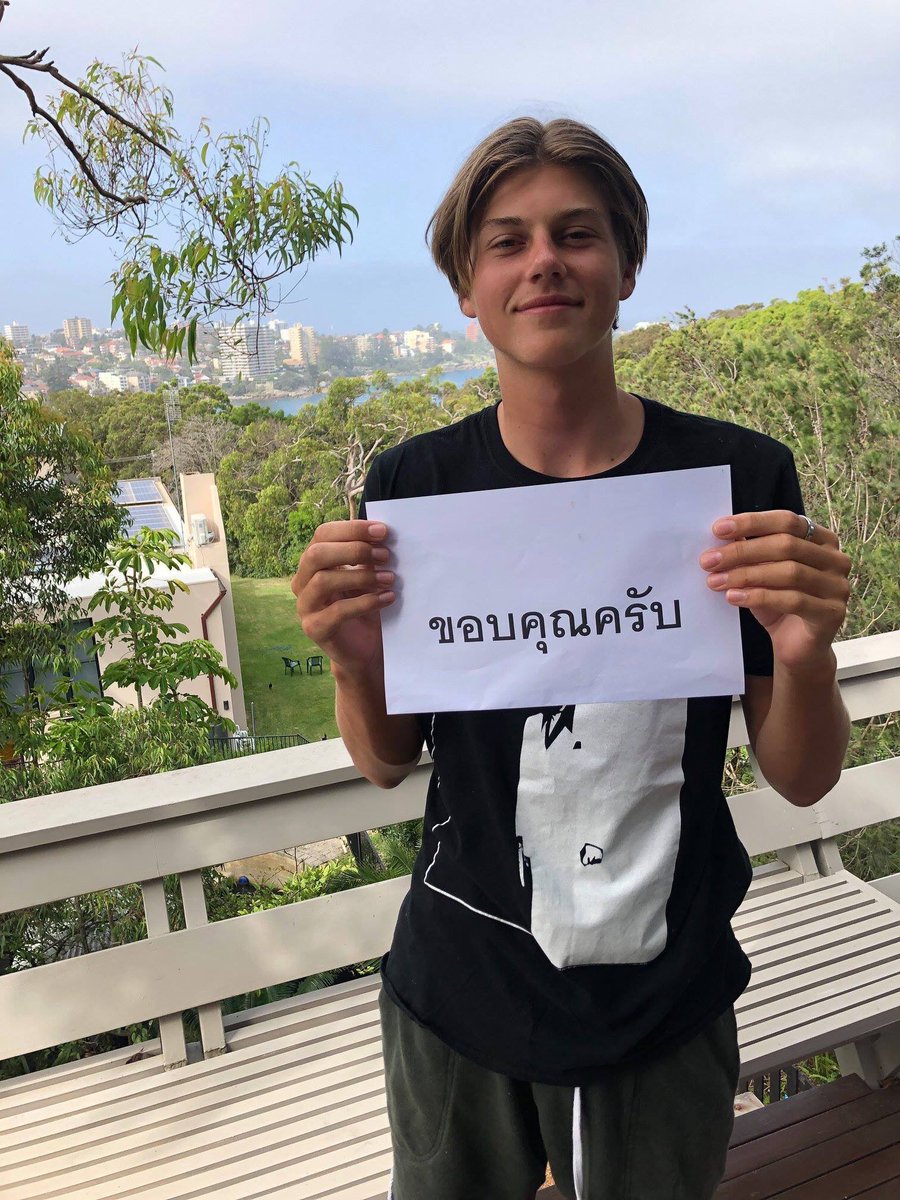 รูปทางซ้ายคือรูปตัดต่อนะทุกคน!! 😑รูปจริงคือรูปทางขวา!! ถือป้ายว่า “ขอบคุณครับ”