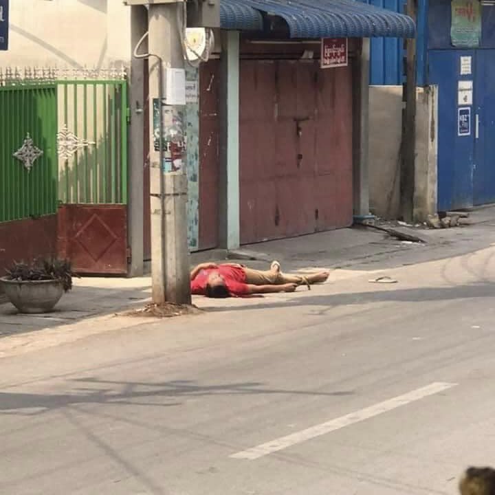 shafiur's tweet photo. #Mar27Coup Mandalay

No hope of reaching the shot person because of sniper. happened now in - 38 road between 70 * 71

#WhatsHappeningInMyanmar https://t.co/hwUXYKYqGu