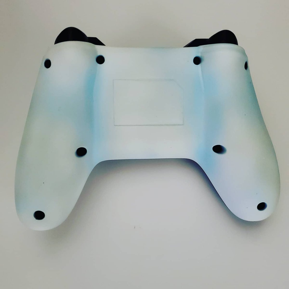 CrimsonblitzArt's tweet image. Here&apos;s the Chrom themed controller fully assembled. Wish the mark wasn&apos;t off center but if I make another one thats something I&apos;ll do better. 

#switch #switchcontroller #fireemblem #FireEmblemHeroes #fireemblemchrom #chromfireemblem #Nintendo