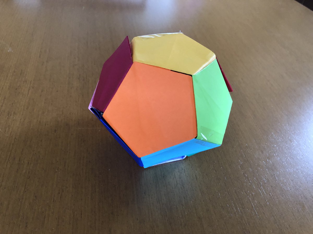 alytile's tweet image. #domath ワークショップに参加して正十二面体のユニット折り紙を作りました。
4枚重ね折りをしたのでかなりユルユルですがなんか完成しました。
デザイン: 布施知子さん