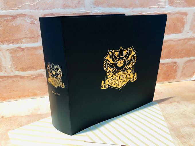 One Piece 麦わらストア池袋店 再入荷 麦わらストア限定 缶バッジファイル 1 430円 税込 輩缶バッジ など 75mmサイズの缶バッジや 70mm四方のラバーストラップなどを収納可能です 好評発売中 麦わらストア Onepiece