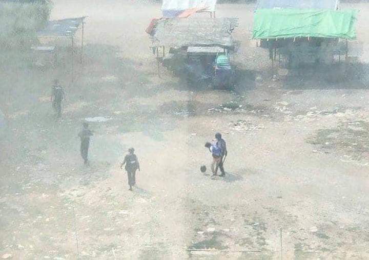 In Tachileik,
Terrorists (SAC) violently abducted on young peaceful protestors. 2 were being abducted and 4 injured.

ANTIFASCIST REVOLUTION
#WhatsHappeningInMyanmar  
#AntiFascistRevolution2021 #Mar27Coup