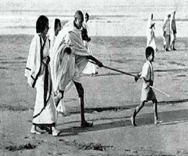 IND_PankajPunia's tweet photo. कहीं ये बाल नरेंद्र तो नहीं जो गांधी जी को रास्ता बता रहा है? https://t.co/oUocBbGZ4D