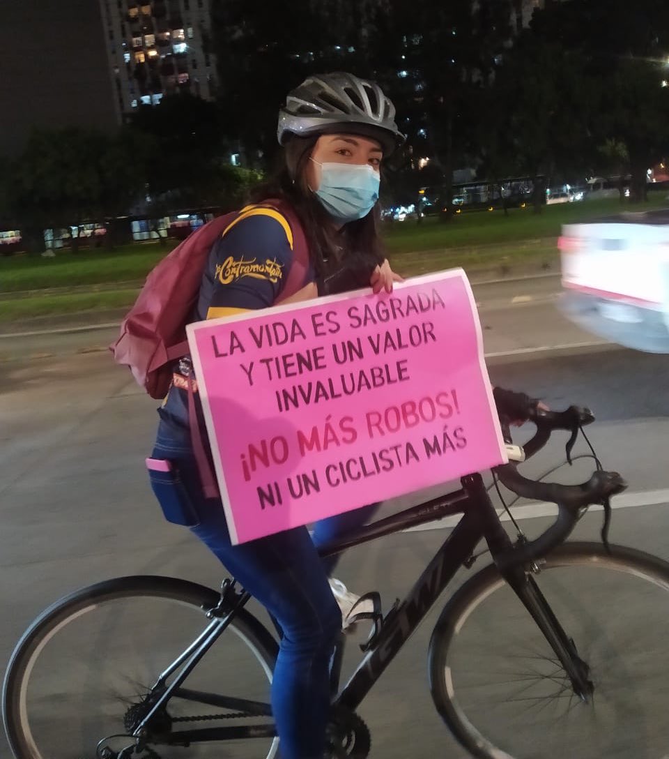 YorleidyValeroC's tweet photo. Hoy en día, salir a montar bici es un tema de vida o muerte. ¡NO MÁS INSEGURIDAD! Exigimos garantías para movilizarnos seguros. #NiUnRoboMas #NoMasRobos #Planton #NoMasHurtosDeBicis https://t.co/4zXgUJwOJP